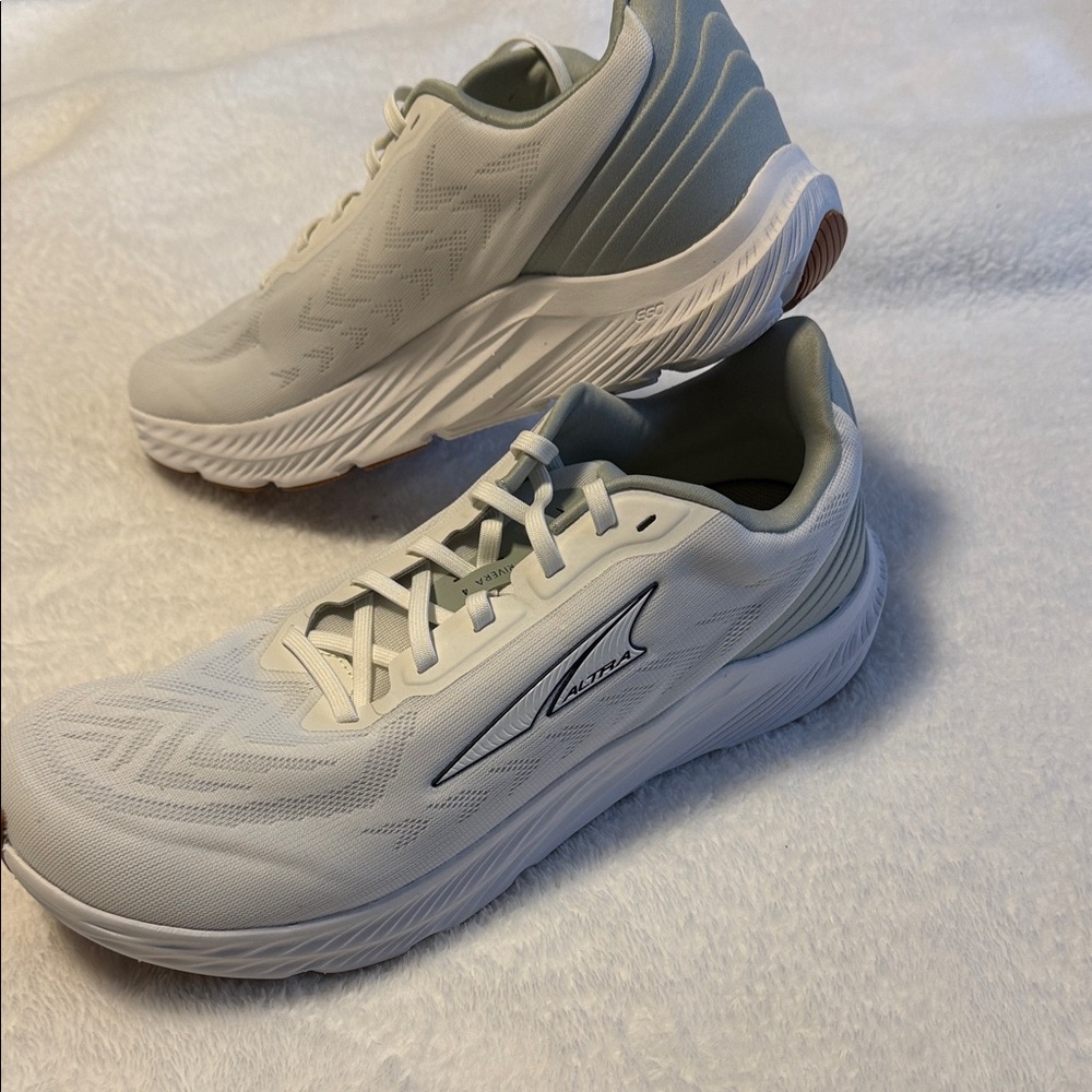 Altra Men's Rivera size 9.5 grey and white NWOB Athletic Shoes